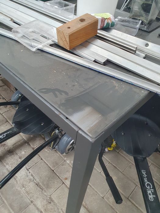 Mesa de metal com tampo em vidro