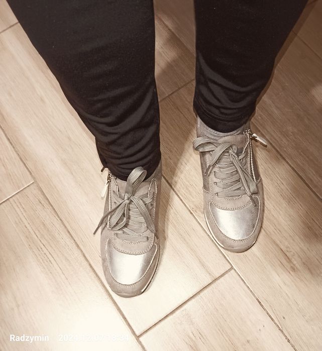 Nowe sportowe buty koloru szarego