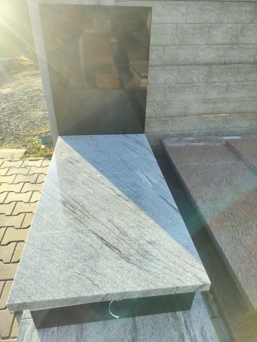 Nagrobek granitowy