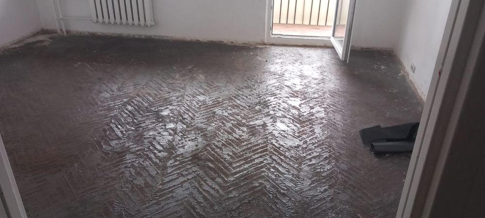 Usuwanie subitu lepiku kleju po parkiecie szlifowanie betonu