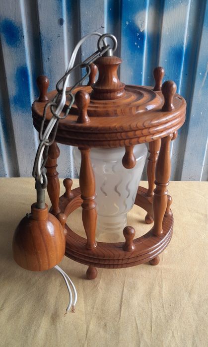 Candeeiro de teto em madeira