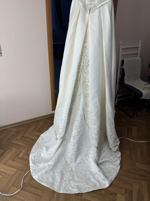 Весільна сукня з шлейфом , розмір м
