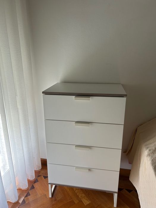 Cómoda com 4 gavetas