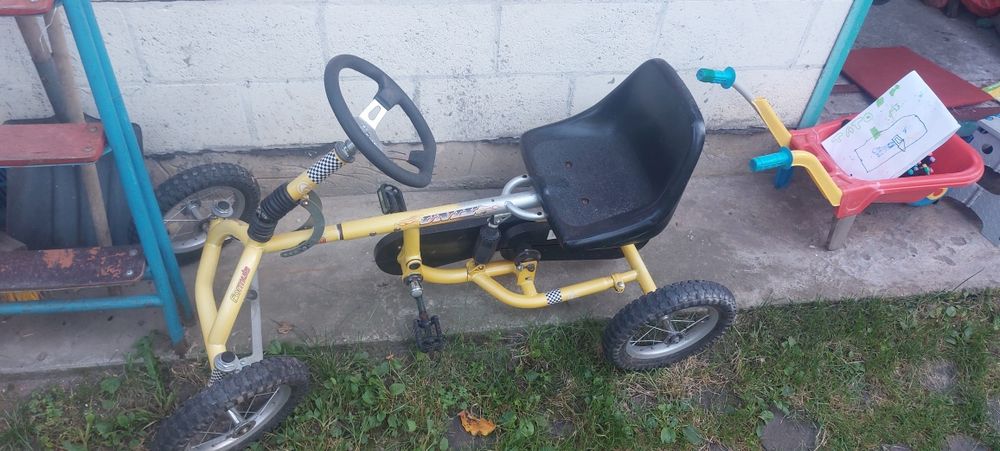 Продаю машинку. Ціна — 3000 грн. Усі питання за телефоном.