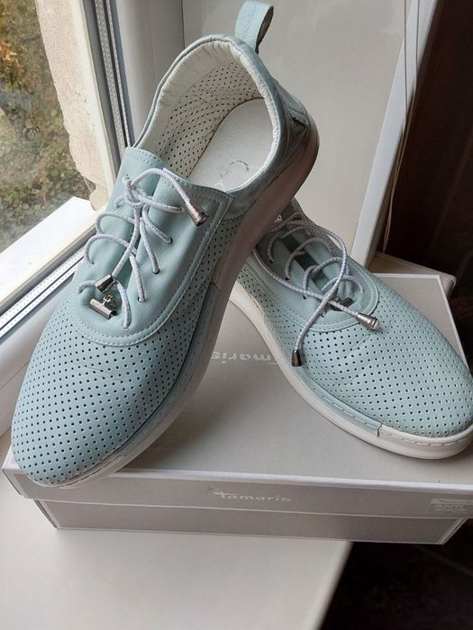 Продам кроссовкі жіночі  шкіряні