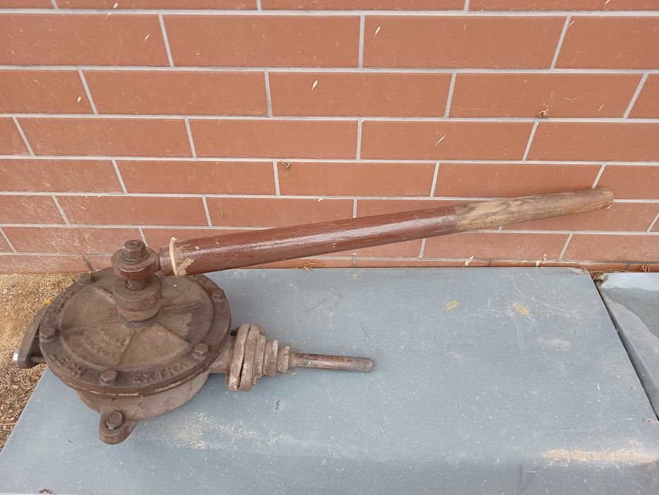 Stara ręczna pompa skrzydełkowa Lech Extra do wody pompa z PRL