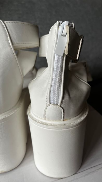 Ładnie sandały białe