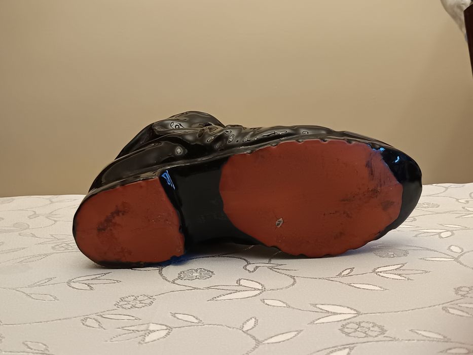 Ceramiczny czarny but z czerwoną sznurówką, prl, vintage, wazon