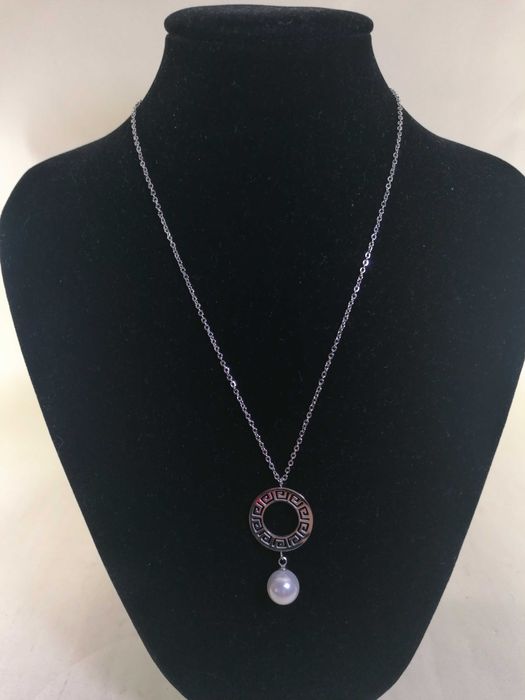 Colar com medalha redonda e pérola - Aço