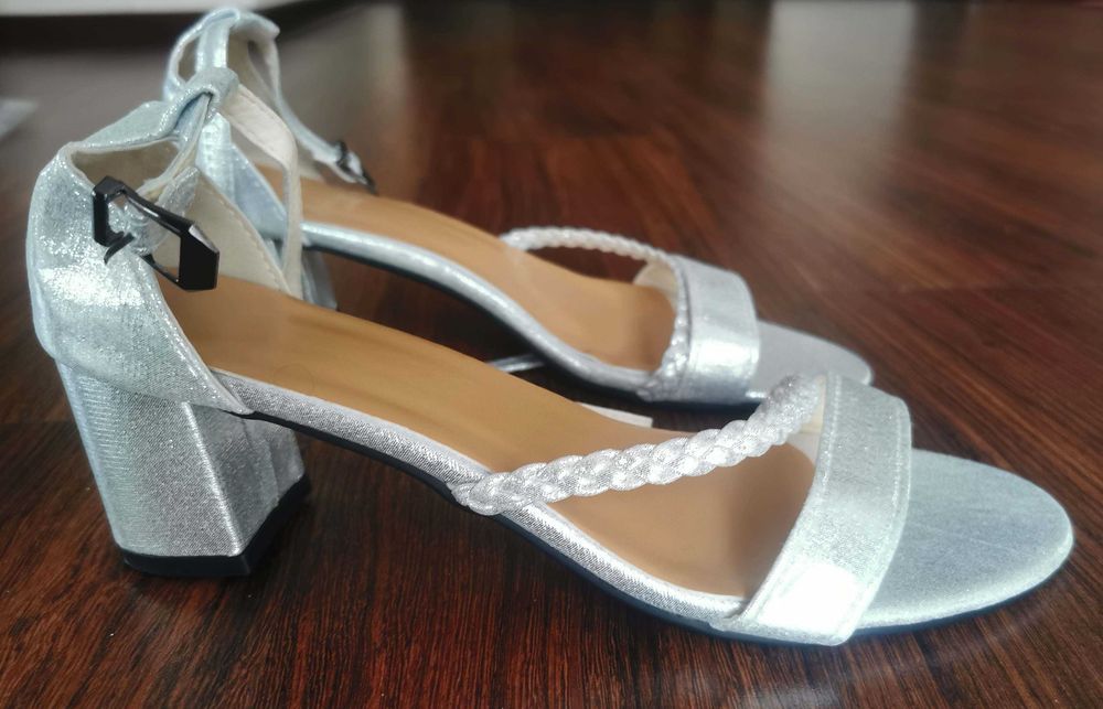 Sandałki damskie na obcasie