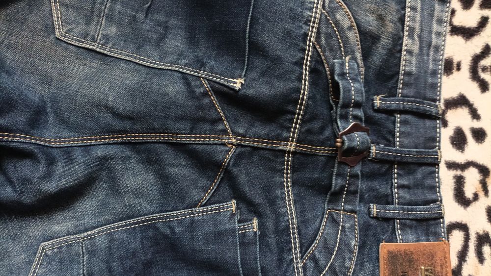 Męskie spodnie jeansy.