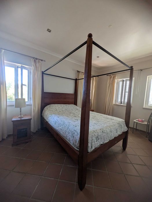 Cama de Dossel de Casal em Madeira Maciça + 2 Mesinhas de Cabeceira — Estilo Rústico/Colonial