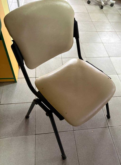 Столи крісла для магазину офісу .