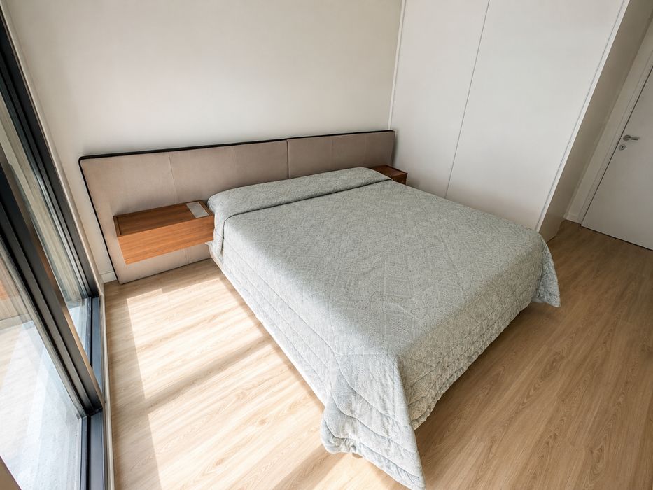Cama de casal com cabeceira e mesinhas integradas – como nova
