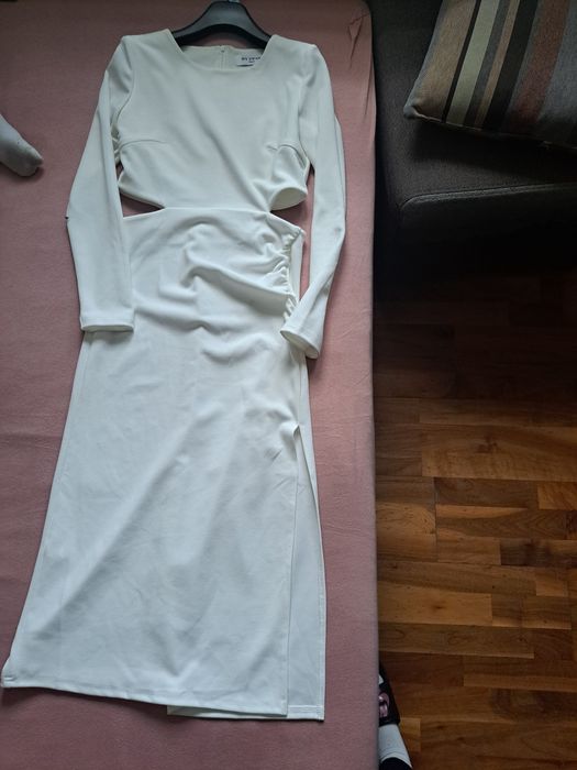 Biala elegancka sukienka z rozporkiem S