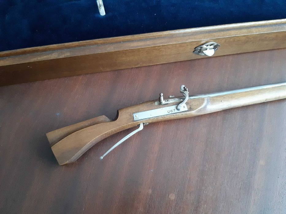 Espingarda em prata e madeira (Portugal) 1993