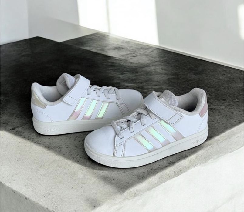 Оригінальні кросівки Adidas на дівчинку