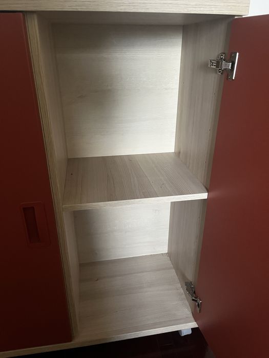Comoda semi nova, com bom espaco de arrumação.
