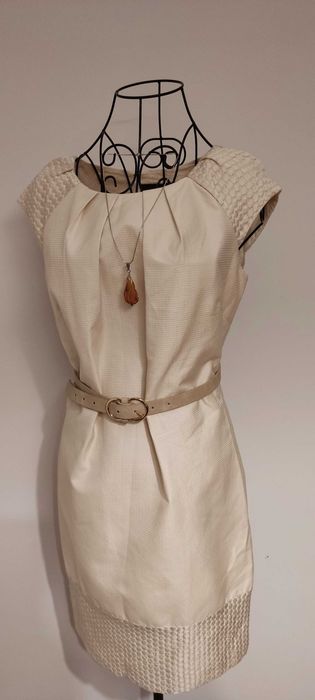 Sukienka ozdobne wykończenia i plecy