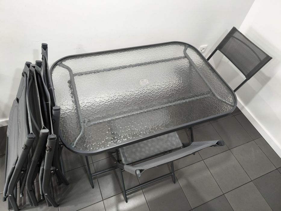 Vendo mesa cozinha com 6 cadeiras dobráveis