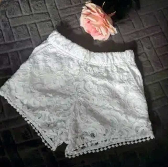 Krótkie nieprześwitujące koronkowe spodenki podkreślające opaleniznę