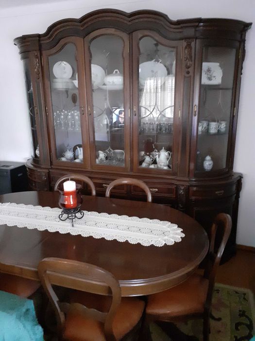 Móvel da sala constituído por 2 módulos em madeira mogno