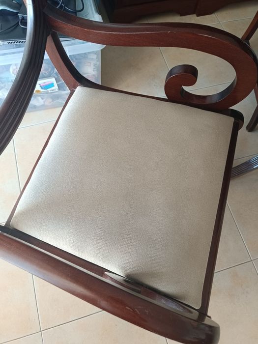 Mesa mogno com 8 cadeiras