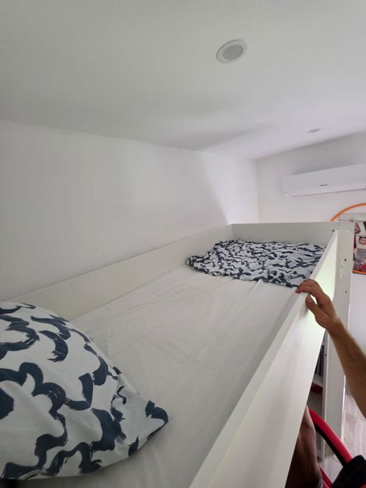 Cama alta com secretária  ikea