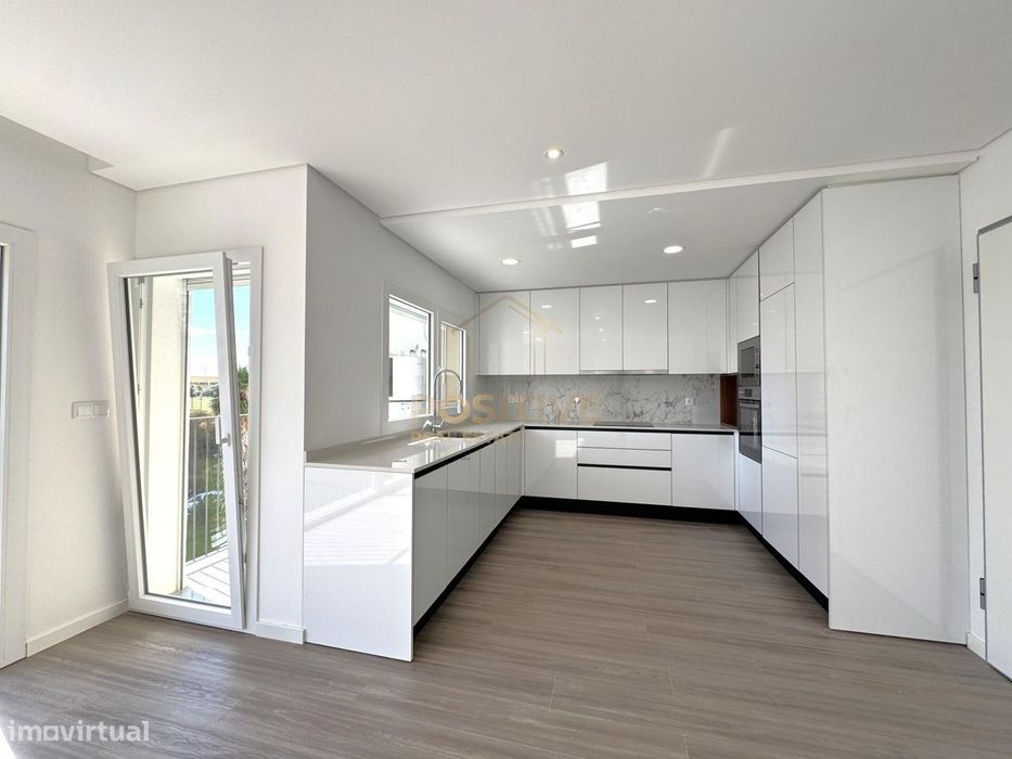 T3 em Santa Marta do Pinhal | Suite, 2 varandas e zona social de 31 m2
