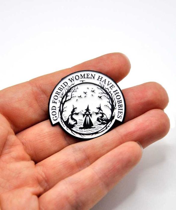 Pin broszka black white czarownice