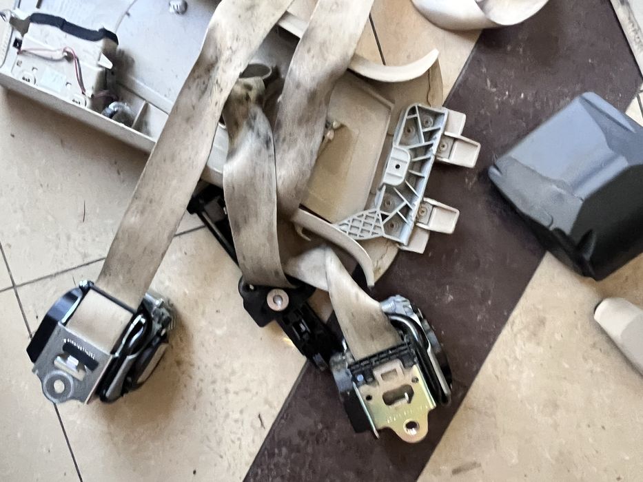 Skoda SuperB pasy zaślepki pasów bezpieczenstwa komplet pas