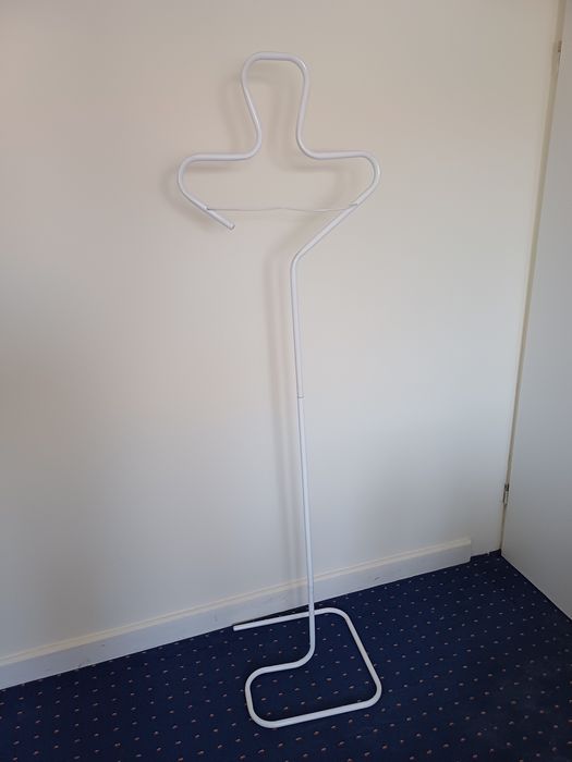 Biały manekin do sklepu