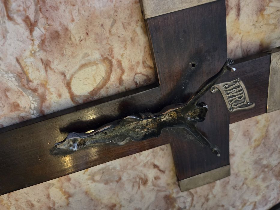 Crucifixo em prata e pau santo