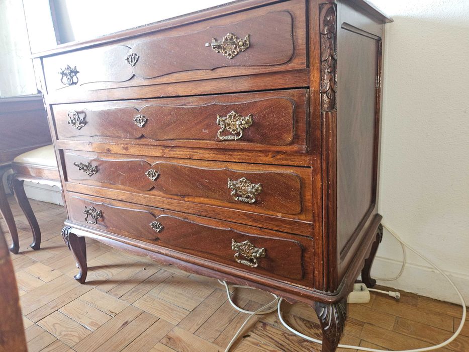 Quarto Completo Clássico em Madeira Maciça | Cama, Roupeiro, Cómoda, Toucador e Mesas de Cabeceira