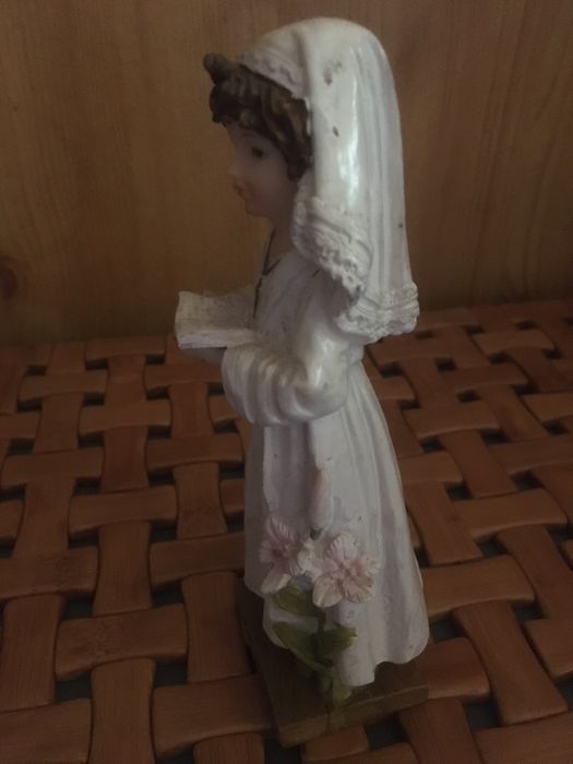 Figurka dziewczynki z ksiazka 17 cm.