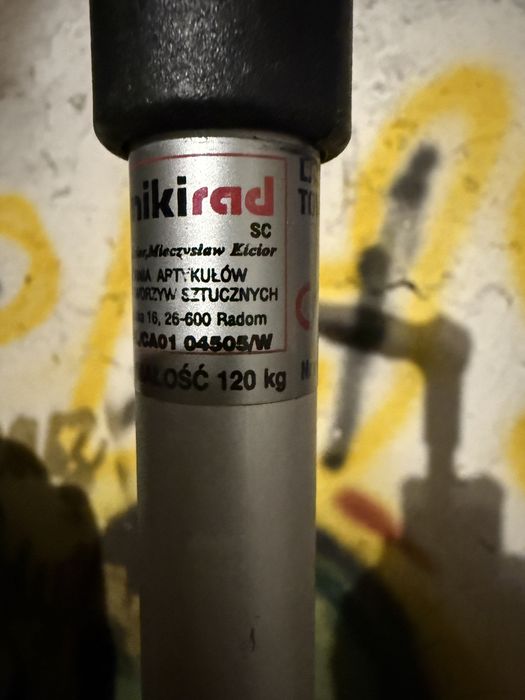 Czwórnóg Z Uchwytem Laski DO Chodzenia