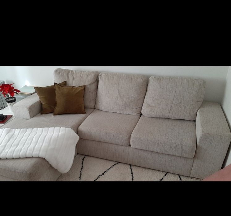 Sofá bege com chaise longue