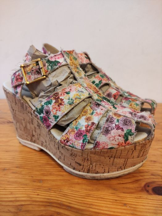 Sandália coloridas com Cunha