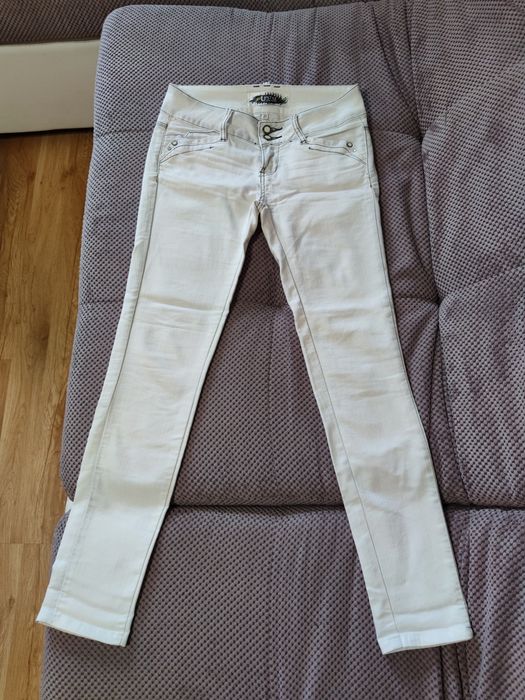 Очень красивые джинсы, с красивыми деталями, размер указан27,см.замеры