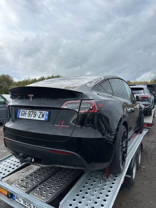Четверть model Y