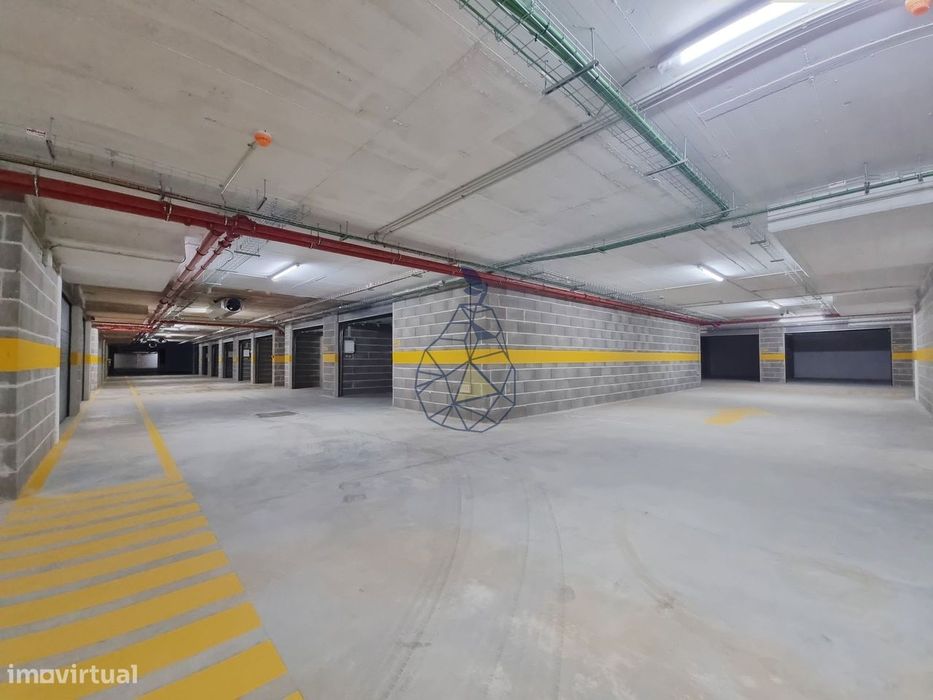 Garagens Box à Venda em Portimão — de 16 m² a 28 m², entre a estação d