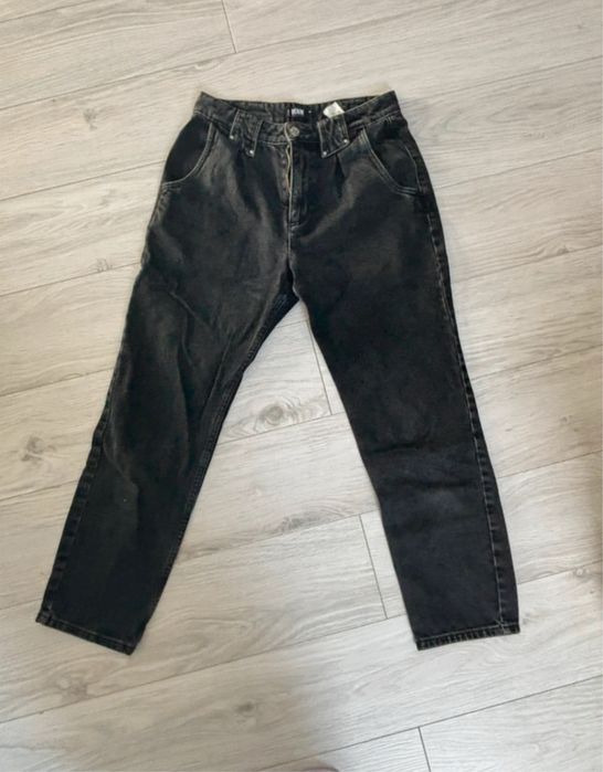 Czarne jeansy o kroju mom jeans