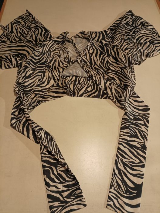 Top em branco e preto, com mangas largas, aperta atrás com um laço,de marca New Feeling, tamanho M
