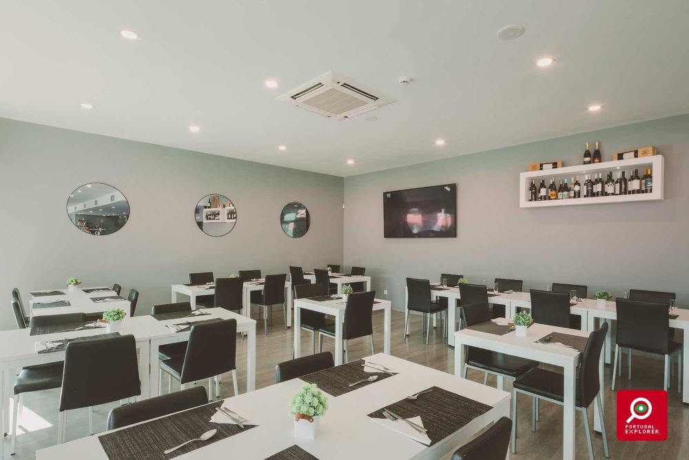 Cadeiras e Mesas de Restauração