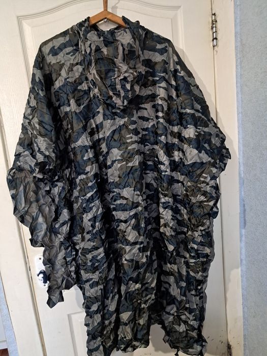 камуфльований дощовик-пончо.