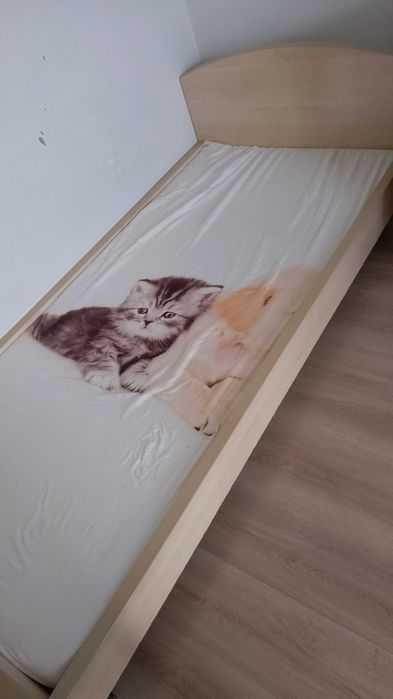 Łóżko z materacem