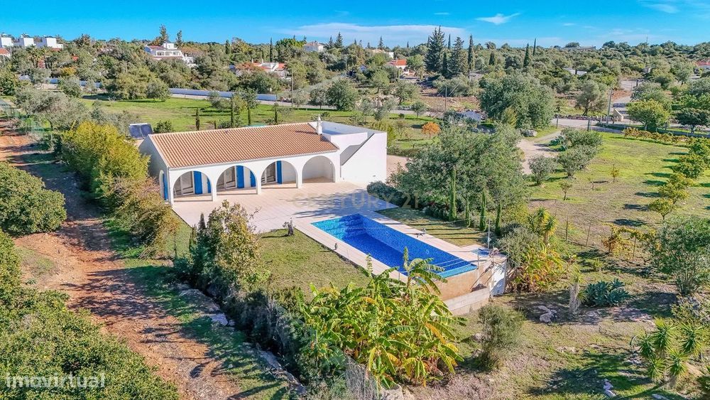 Moradia Térrea Moderna com Piscina