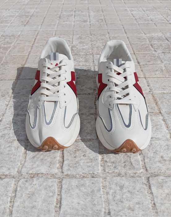 Sapatilhas bege e vermelhas como Novas