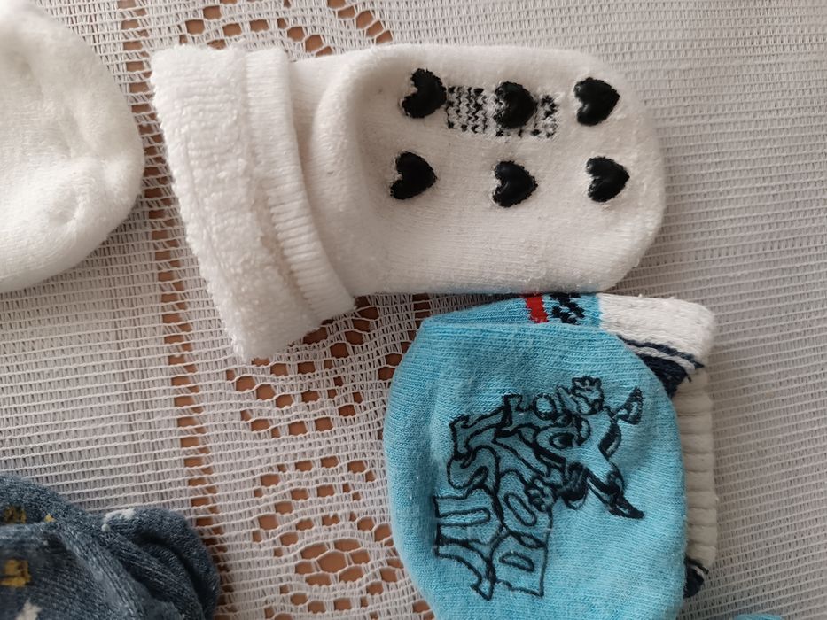 9 pares de meias 3 -12 meses, inclusive pares antiderrapantes.