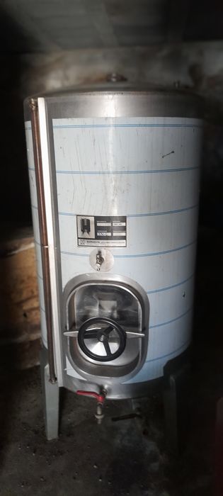 Cuba inox capacidade 330 litros.